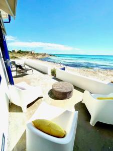 セス・コヴェテスにあるBeach House Es Trencのビーチハウスのバルコニーからビーチの景色を望めます。