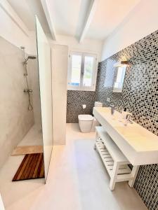 une salle de bain avec un lavabo et des toilettes dans l'établissement Beach House Es Trenc, à Ses Covetes 26 autres photos