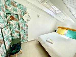 - une petite chambre avec un lit et un mur dans l'établissement Beach House Es Trenc, à Ses Covetes