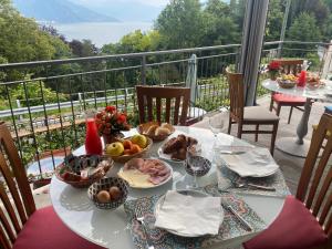 stół z talerzami żywności na balkonie w obiekcie Antica Residenza I Ronchi Di Bellagio w mieście Bellagio