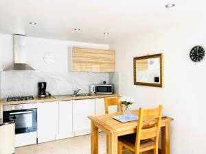 A kitchen or kitchenette at Amber Lodge Hickstead-C