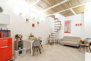 een woonkamer met een trap en een tafel en stoelen bij Corno Napoletano in Napels