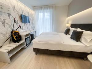 Un pat sau paturi într-o cameră la Hotel Stella Alpina