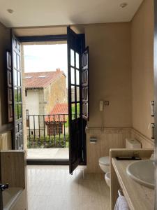baño con aseo y puerta a un balcón en Parador de Santillana Gil Blas, en Santillana del Mar 26 fotos más