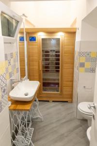 bagno con lavandino e servizi igienici di La casa nel vicolo 2 a Giardini Naxos