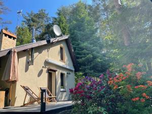 ein Haus mit Blumen an der Seite in der Unterkunft Dom Blisko Natury Osłonin in Osłonin