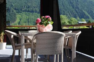 a table with a vase with flowers on top of it at Apartment Seber in Stuhlfelden
