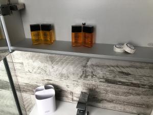 Koupelna v ubytování THE HIDEAWAY - LUXURY SELF CATERING COASTAL APARTMENT with PRIVATE ENTRANCE & KEY BOX ENTRY JUST A FEW MINUTES WALK TO THE BEACH, SOLENT WAY WALK, SHOPS and many EATERIES & BARS - FREE OFF ROAD PARKING,FULL KITCHEN, LOUNGE,BEDROOM , BATHROOM & WI-FI + 37 fotografií