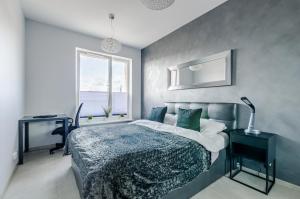 Postel nebo postele na pokoji v ubytování Loft Apartments + 37 fotografií