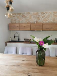 Kuchnia lub aneks kuchenny w obiekcie Five bedroom house near sandy beach Villa Major