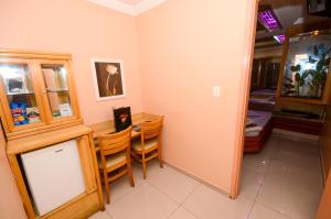 a dining room with a table and a mirror at Hotel Premier (Adult Only) in Nilópolis