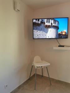 Una televisión o centro de entretenimiento en Five bedroom house near sandy beach Villa Major
