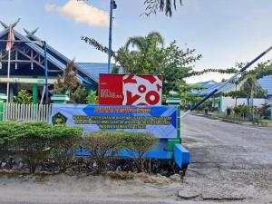 un panneau sur le côté d'une rue dans l'établissement Capital O 90417 Hotel Batu Suli Internasional, à Palangka Raya