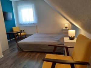 Schlafzimmer mit einem Bett, einem Tisch und Stühlen in der Unterkunft Diókert Vendégház Sopron in Sopron