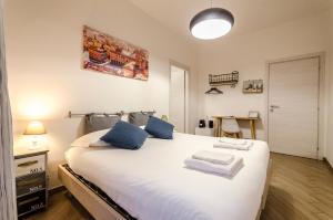 A bed or beds in a room at Casa Galliera