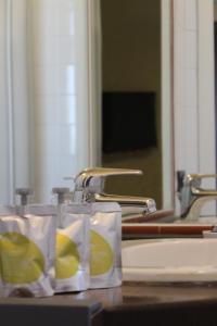 ein Badezimmer mit einem Waschbecken und Handtüchern mit Zitronen in der Unterkunft 4 Venti in Curtatone