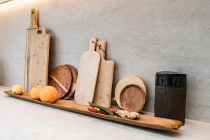 una estantería de madera con diferentes tipos de comida. en Nordlys - Local & Style, en Westerland