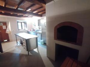 cocina con chimenea de ladrillo en una habitación en Parco Colle Fobia en Barga