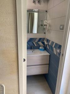 uma casa de banho com um lavatório e um espelho em ARIA DI SALE ROOM em Margherita di Savoia