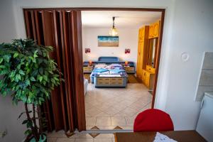 een uitzicht op een slaapkamer met een bed in een kamer bij Apartments Fuma in Otočac