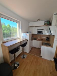 Η κουζίνα ή μικρή κουζίνα στο EDA Beach Apartman