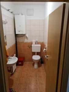 Ένα μπάνιο στο EDA Beach Apartman