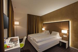 Un pat sau paturi într-o cameră la b-smart motel Sevelen