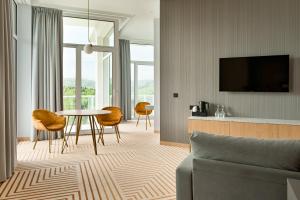 TV a/nebo společenská místnost v ubytování Crystal Mountain Hotel Wisła