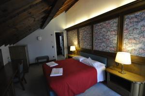 Un pat sau paturi într-o cameră la Hotel La Lepre Bianca