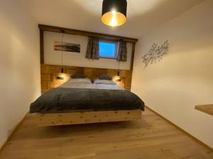 A bed or beds in a room at Appartement Holznest