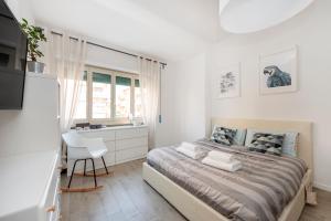 sypialnia z łóżkiem, biurkiem i oknem w obiekcie EasyStayRome Vatican Home Free WiFi Metro w Rzymie