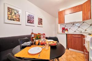 Kuchyň nebo kuchyňský kout v ubytování Apartments Noa