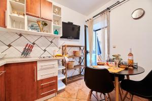 Kuchyň nebo kuchyňský kout v ubytování Apartments Noa