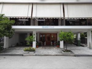 wejście do budynku z krzesłami i roślinami w obiekcie Eirini Filippou rooms w mieście Kala Nera