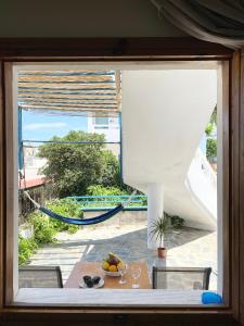 Blick aus einem Fenster auf einen Tisch mit Früchten in der Unterkunft Egli in Stalós