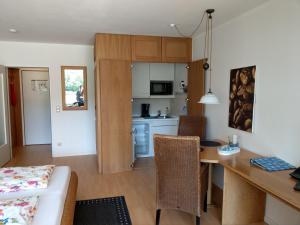 eine Küche und ein Wohnzimmer mit einem Tisch und einem Esszimmer in der Unterkunft Trafalgar Apartment 133 in Cuxhaven