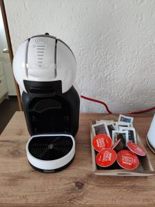 eine Kaffeemaschine auf einem Holztisch in der Unterkunft Studio FranGiò in Interlaken