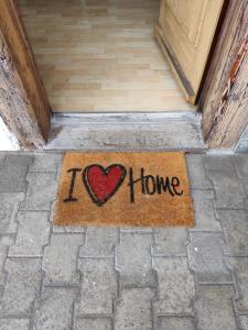 a welcome mat with a heart and the word i love at Studio FranGiò in Interlaken