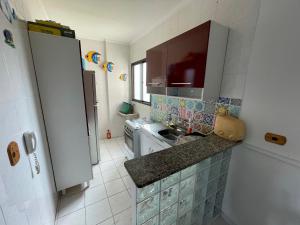 Kuchyň nebo kuchyňský kout v ubytování Confortável Apartamento 1 dorm com piscina e lazer