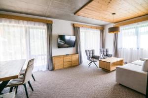 Televízia a/alebo spoločenská miestnosť v ubytovaní Apartmány Tatry Žiarce