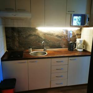 Η κουζίνα ή μικρή κουζίνα στο Olive Tree Apartment