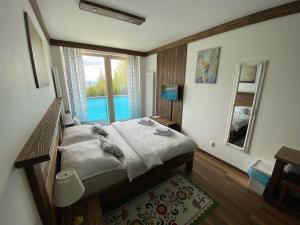 Postel nebo postele na pokoji v ubytování Apartmány Veternica v Bernarde + 37 fotografií