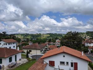 - une vue sur une ville avec des maisons blanches dans l'établissement Ortesene Zaharea, à Hasparren