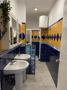 a bathroom with two sinks and blue and yellow tiles at Dream Recova in Santa Cruz de Tenerife
