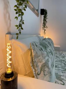 um quarto com uma cama e um candeeiro sobre uma mesa em Dream Recova em Santa Cruz de Tenerife