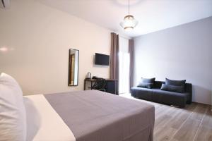 Łóżko lub łóżka w pokoju w obiekcie Aethon Airport Project-FREE SHUTTLE by GK Properties