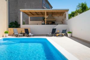 una piscina en el patio trasero de una casa en Villa A Marina, en Marina