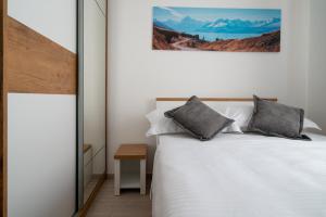 une chambre avec un lit blanc et un miroir dans l'établissement Villa A Marina, à Marina 17 autres photos