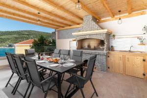un patio avec une table et des chaises et une cuisine dans l'établissement Villa A Marina, à Marina