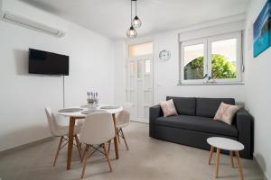 un salon avec un canapé et une table dans l'établissement Villa A Marina, à Marina